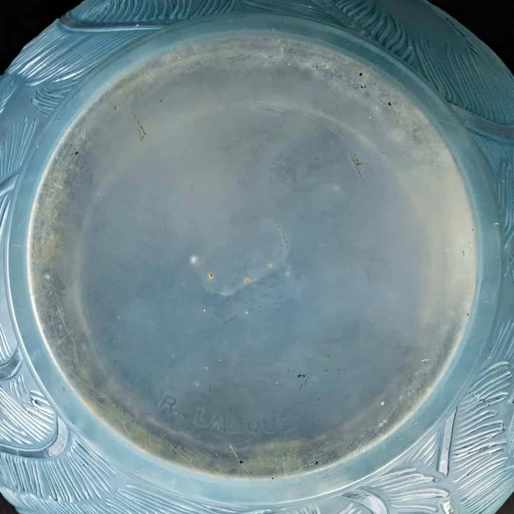 Vase « Plumes » verre opalescent patiné bleu de René LALIQUE | Biron Vase « Plumes » verre opalescent patiné bleu de René LALIQUE