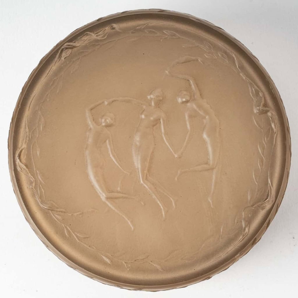 Boîte « Trois Figurines » en verre blanc patiné sépia de René LALIQUE pour D’Orsay | Biron Boîte "Trois Figurines" en verre blanc patiné sépia de René LALIQUE pour D'Orsay