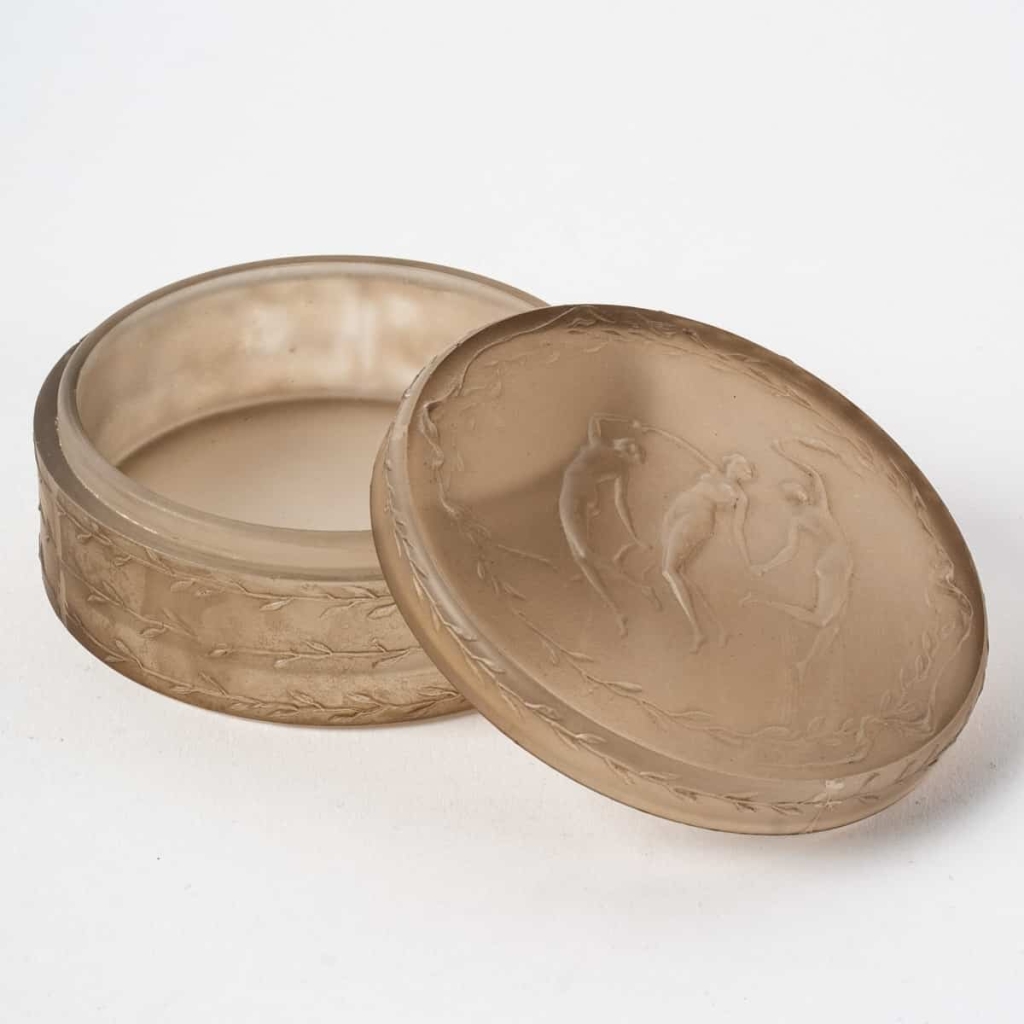 Boîte « Trois Figurines » en verre blanc patiné sépia de René LALIQUE pour D’Orsay | Biron Boîte "Trois Figurines" en verre blanc patiné sépia de René LALIQUE pour D'Orsay