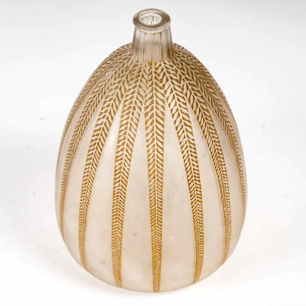 Vase « Mimosa » verre blanc patiné sépia de René LALIQUE | Biron Vase "Mimosa" verre blanc patiné sépia de René LALIQUE