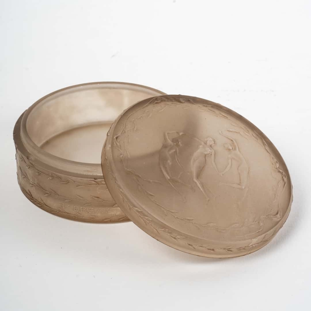 Boîte « Trois Figurines » verre blanc patiné sépia de René LALIQUE pour D’Orsay. | Biron ||||||
