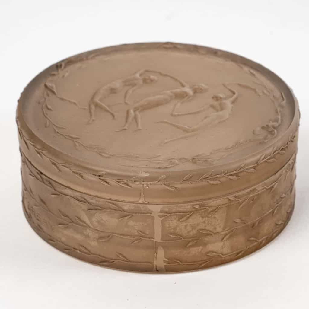 Boîte « Trois Figurines » verre blanc patiné sépia de René LALIQUE pour D’Orsay. | Biron Boîte "Trois Figurines" verre blanc patiné sépia de René LALIQUE pour D'Orsay.