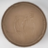 Boîte « Trois Figurines » verre blanc patiné sépia de René LALIQUE pour D’Orsay. | Biron Boîte "Trois Figurines" verre blanc patiné sépia de René LALIQUE pour D'Orsay.