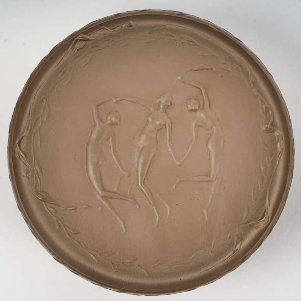 Boîte « Trois Figurines » verre blanc patiné sépia de René LALIQUE pour D’Orsay. | Biron Boîte "Trois Figurines" verre blanc patiné sépia de René LALIQUE pour D'Orsay.