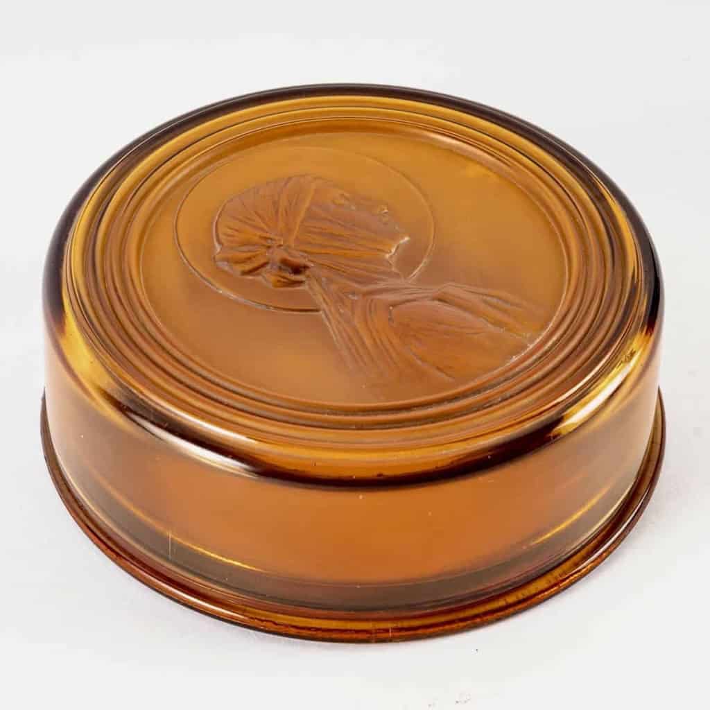 Boîte « Sainte Odile » en verre ambre de René LALIQUE | Biron Boîte "Sainte Odile" en verre ambre de René LALIQUE
