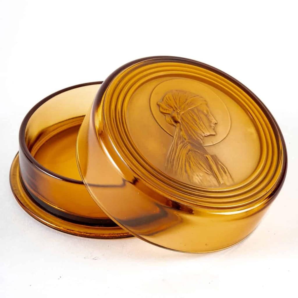 Boîte « Sainte Odile » en verre ambre de René LALIQUE | Biron Boîte "Sainte Odile" en verre ambre de René LALIQUE