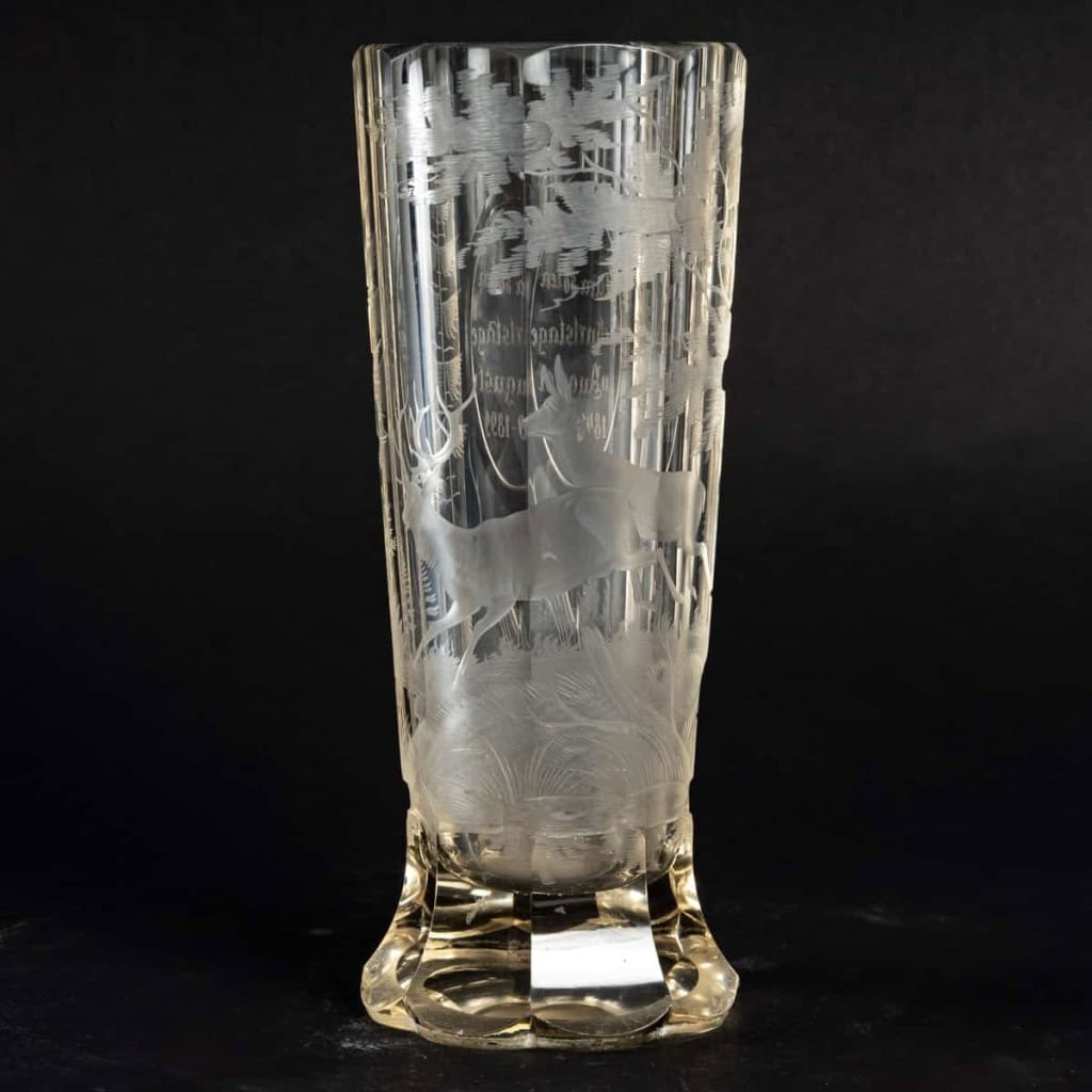 Verre à mesure en cristal de bohème « Aux cerfs », XIXème siècle | Biron Verre à mesure en cristal de bohème "Aux cerfs", XIXème siècle