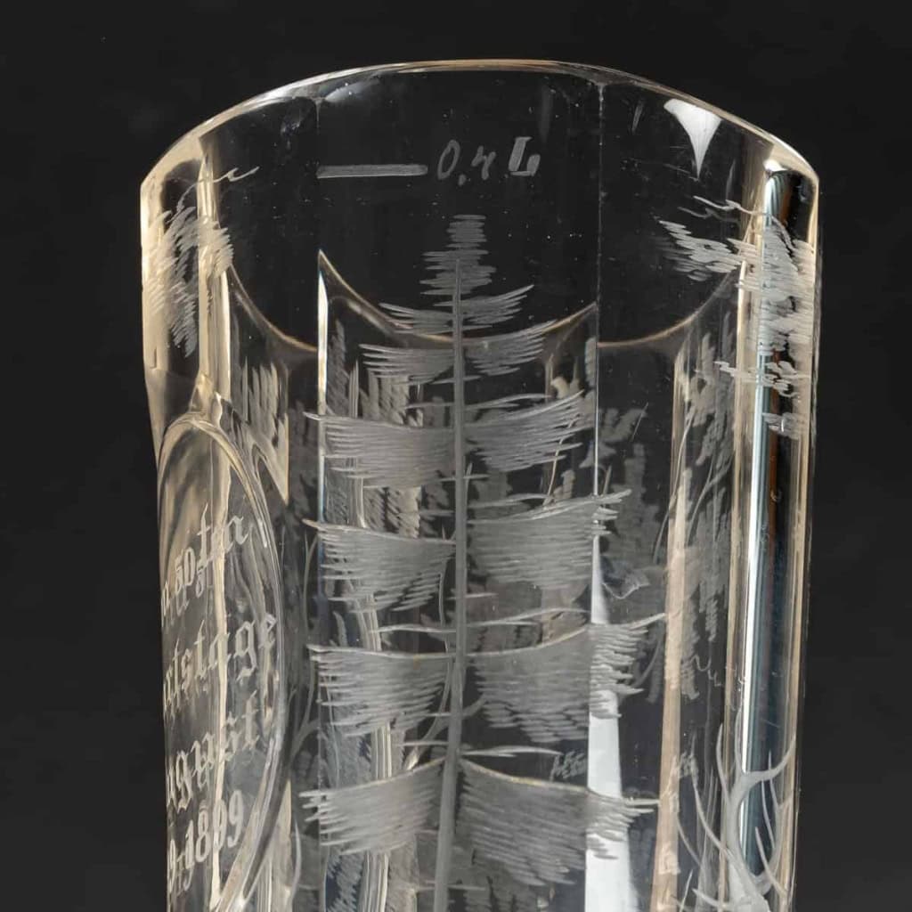 Verre à mesure en cristal de bohème « Aux cerfs », XIXème siècle | Biron Verre à mesure en cristal de bohème "Aux cerfs", XIXème siècle