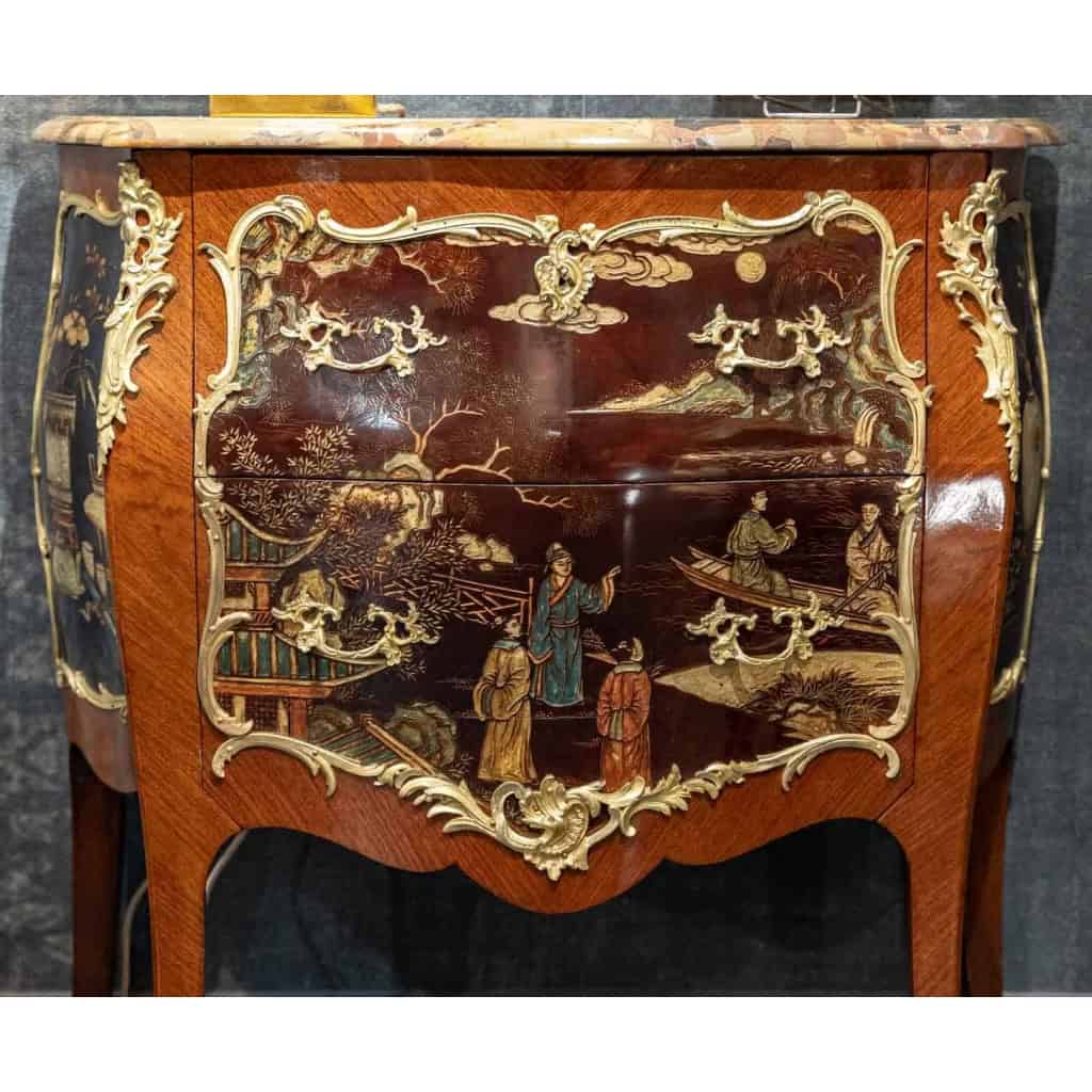 Commode sauteuse de style Louis XV, circa 1950