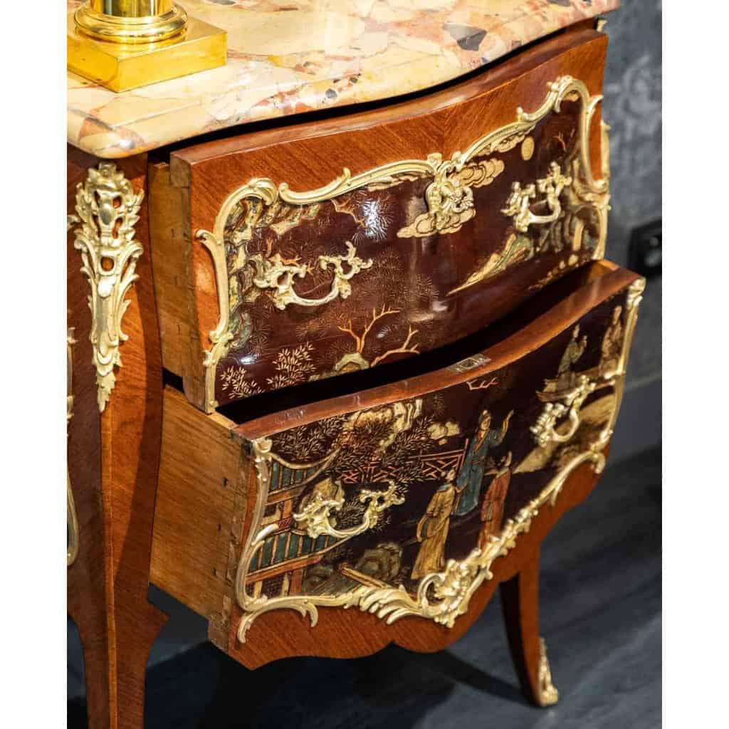 Commode sauteuse de style Louis XV, circa 1950