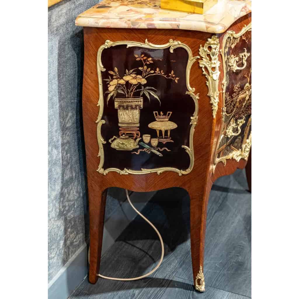 Commode sauteuse de style Louis XV, circa 1950