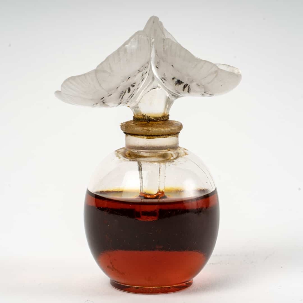 Flacon « Les Anémones » verre blanc émaillé noir de René LALIQUE pour Forvil | Biron Flacon "Les Anémones" verre blanc émaillé noir de René LALIQUE pour Forvil