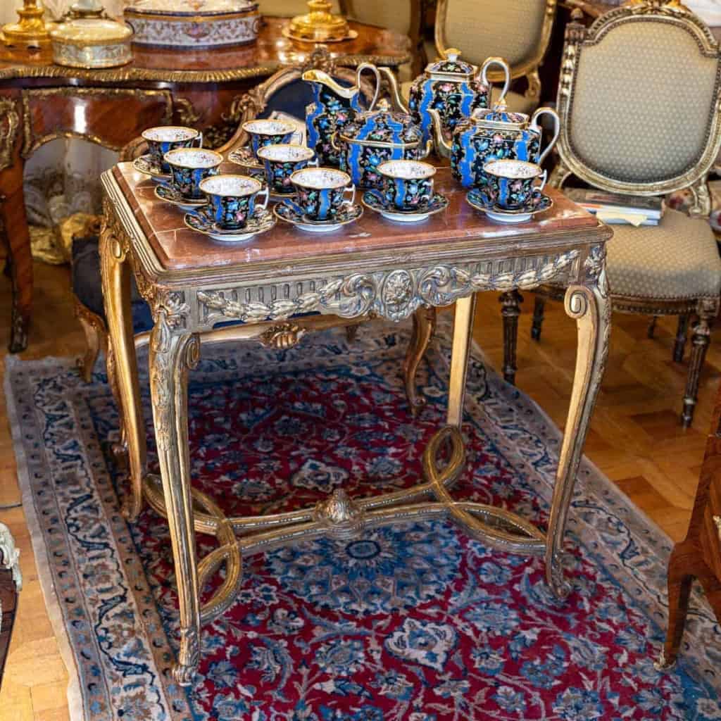 Table de salon en bois doré, Début XIXème siècle | Biron Table de salon en bois doré, Début XIXème siècle
