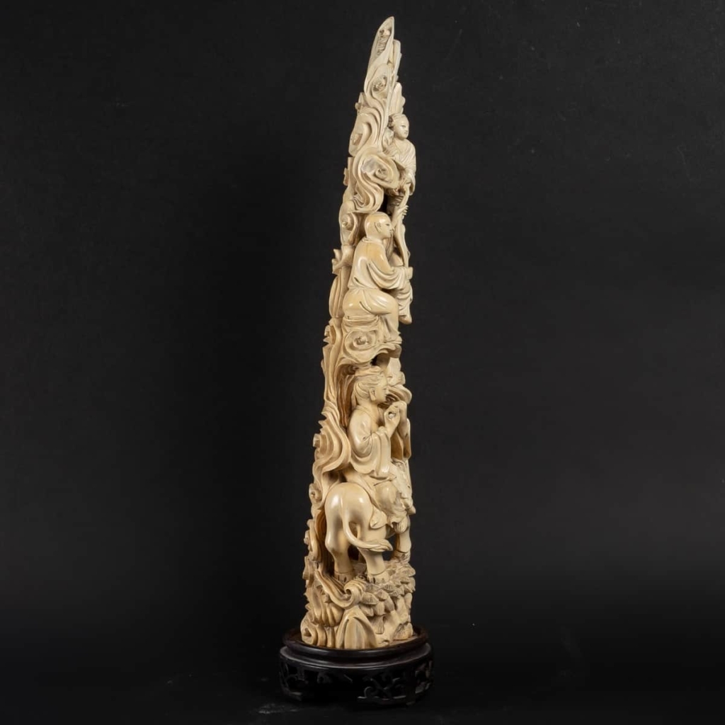 Sculpture en ivoire de mammouth japonais, XIXème siècle | Biron Sculpture en ivoire de mammouth japonais, XIXème siècle