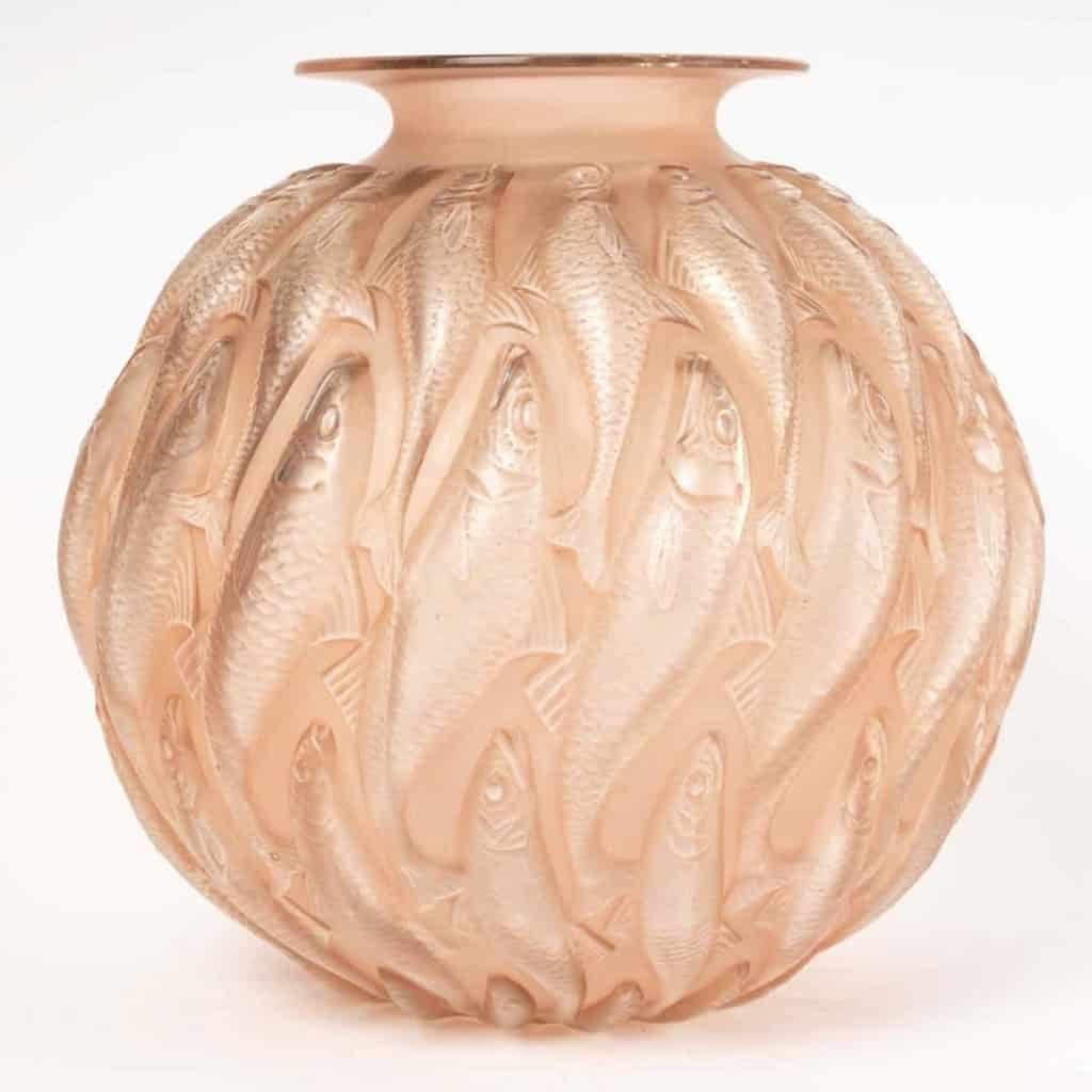 Vase « Marisa » verre blanc patiné corail de René LALIQUE | Biron Vase « Marisa » verre blanc patiné corail de René LALIQUE