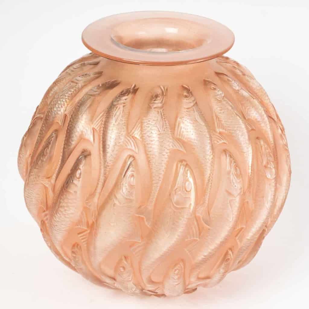 Vase « Marisa » verre blanc patiné corail de René LALIQUE | Biron Vase « Marisa » verre blanc patiné corail de René LALIQUE