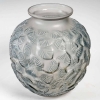 Vase « Charmille » verre blanc patiné bleu de René LALIQUE | Biron Vase "Charmille" verre blanc patiné bleu de René LALIQUE