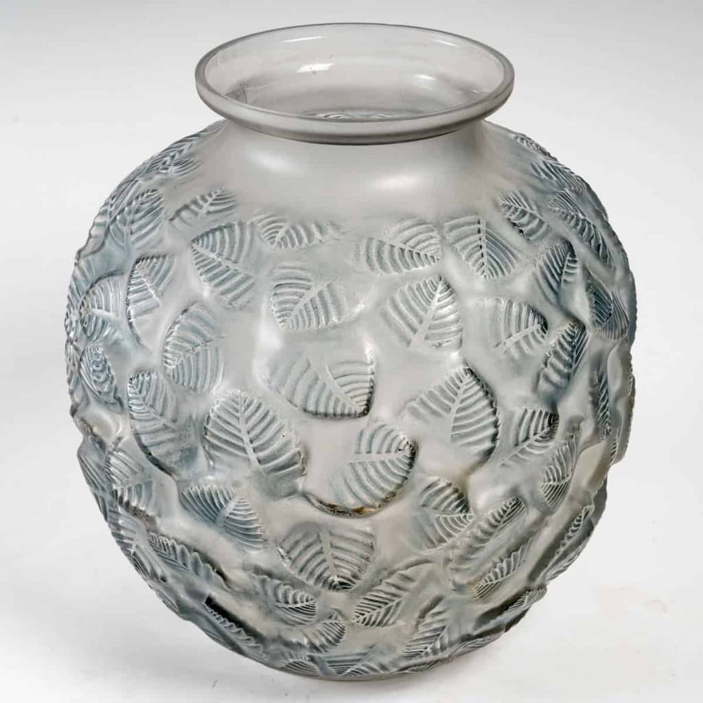 Vase « Charmille » verre blanc patiné bleu de René LALIQUE | Biron Vase "Charmille" verre blanc patiné bleu de René LALIQUE