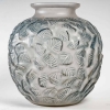 Vase « Charmille » verre blanc patiné bleu de René LALIQUE | Biron Vase "Charmille" verre blanc patiné bleu de René LALIQUE