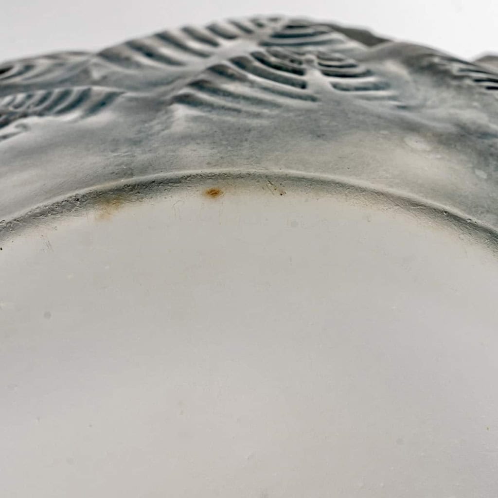 Vase « Charmille » verre blanc patiné bleu de René LALIQUE | Biron Vase "Charmille" verre blanc patiné bleu de René LALIQUE