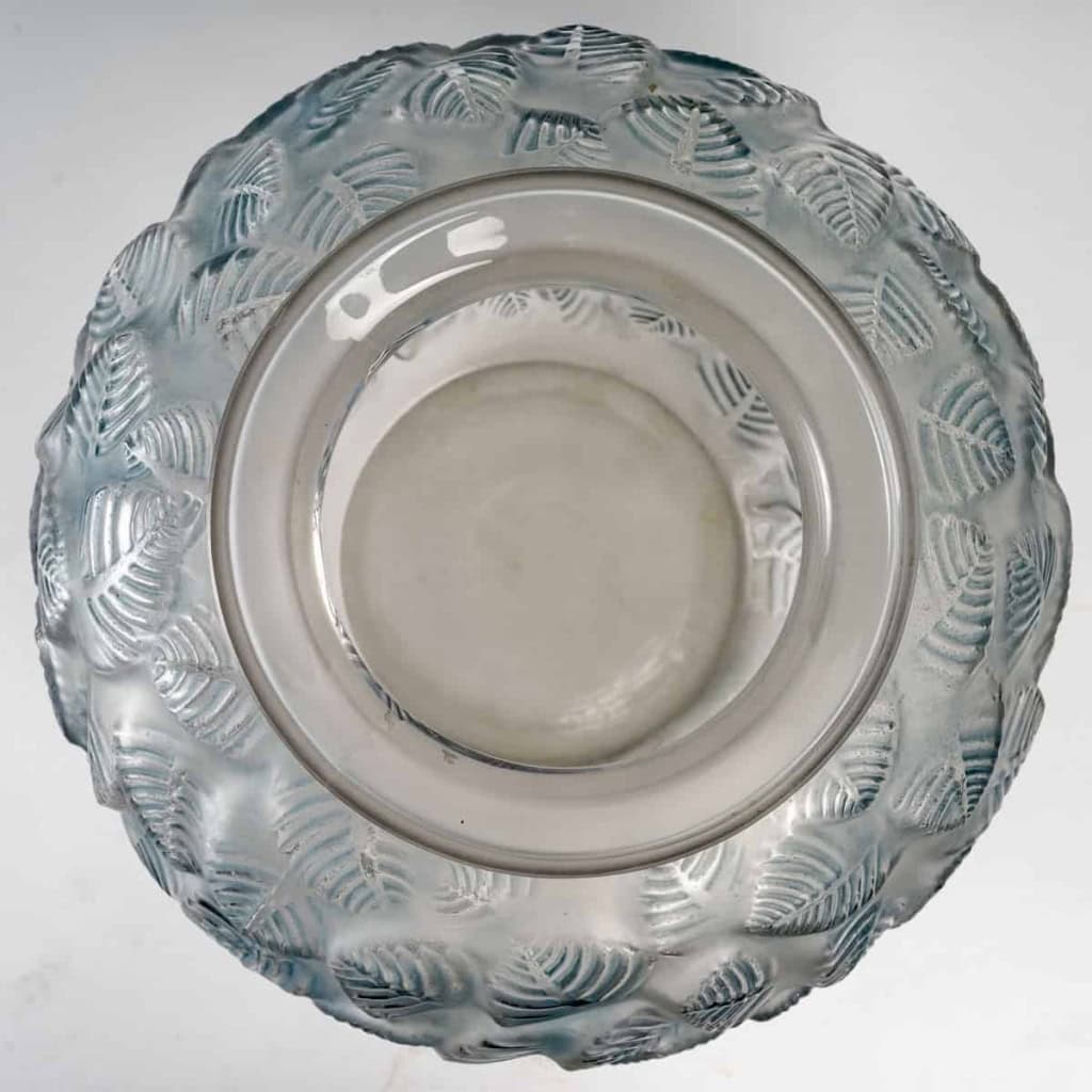 Vase « Charmille » verre blanc patiné bleu de René LALIQUE | Biron Vase "Charmille" verre blanc patiné bleu de René LALIQUE