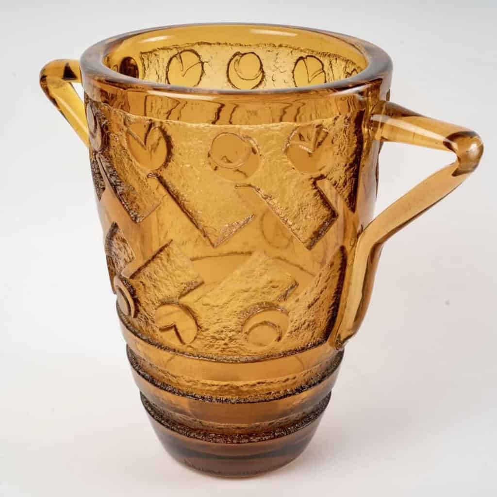  Vase Art-Déco à anses verre orange ambré dégagé à l’acide de DAUM | Biron  Vase Art-Déco à anses verre orange ambré dégagé à l’acide de DAUM