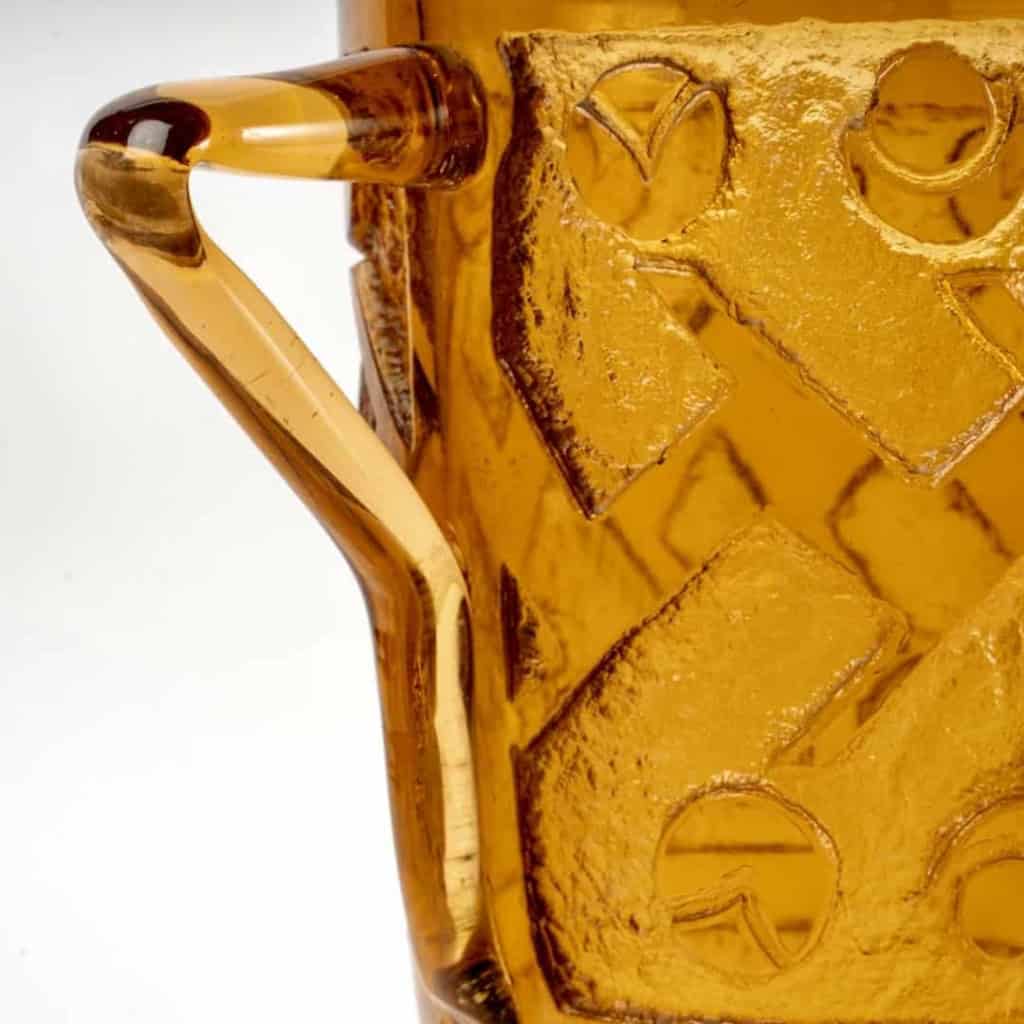  Vase Art-Déco à anses verre orange ambré dégagé à l’acide de DAUM | Biron  Vase Art-Déco à anses verre orange ambré dégagé à l’acide de DAUM