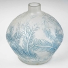 Vase « Plumes » verre blanc patiné bleu de René LALIQUE | Biron Vase "Plumes" verre blanc patiné bleu de René LALIQUE