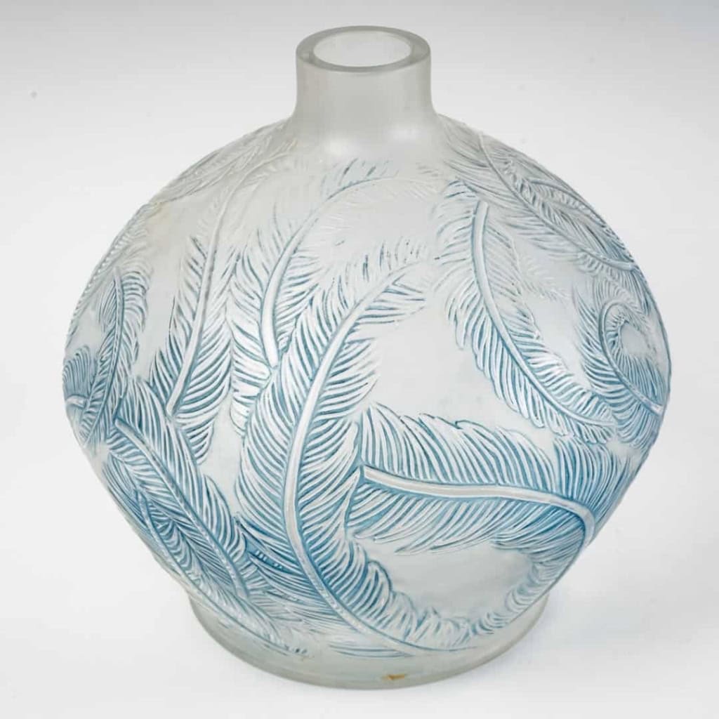 Vase « Plumes » verre blanc patiné bleu de René LALIQUE | Biron Vase "Plumes" verre blanc patiné bleu de René LALIQUE
