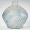 Vase « Plumes » verre blanc patiné bleu de René LALIQUE | Biron Vase "Plumes" verre blanc patiné bleu de René LALIQUE