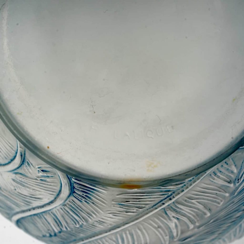 Vase « Plumes » verre blanc patiné bleu de René LALIQUE | Biron Vase "Plumes" verre blanc patiné bleu de René LALIQUE