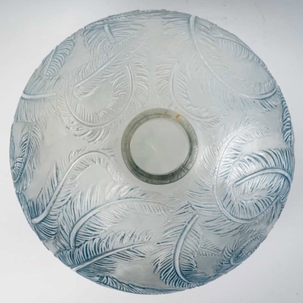 Vase « Plumes » verre blanc patiné bleu de René LALIQUE | Biron Vase "Plumes" verre blanc patiné bleu de René LALIQUE