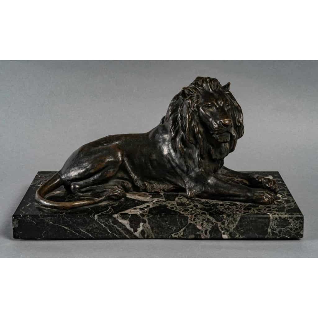 Lion en bronze sur socle en marbre noir, XIXème siècle | Biron |||||||