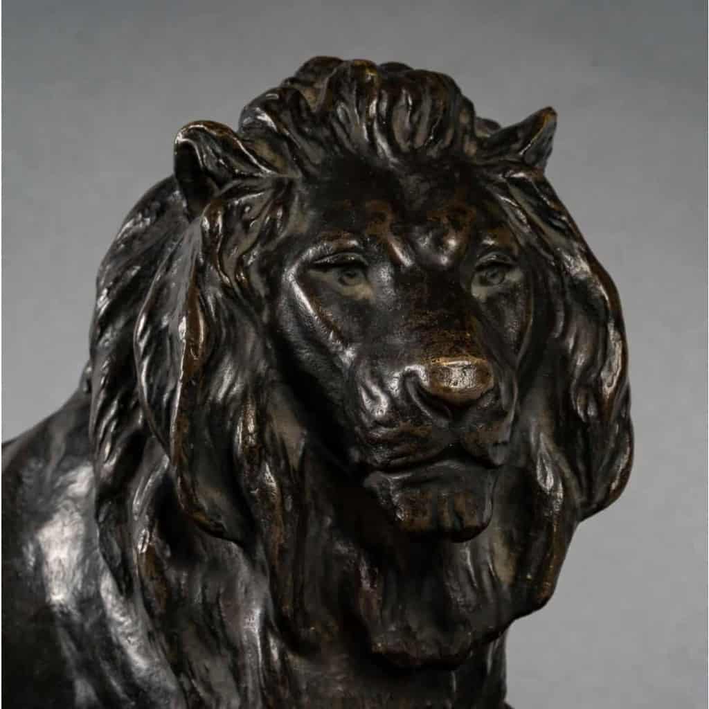 Lion en bronze sur socle en marbre noir, XIXème siècle | Biron Lion en bronze sur socle en marbre noir, XIXème siècle