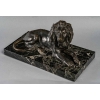 Lion en bronze sur socle en marbre noir, XIXème siècle | Biron Lion en bronze sur socle en marbre noir, XIXème siècle