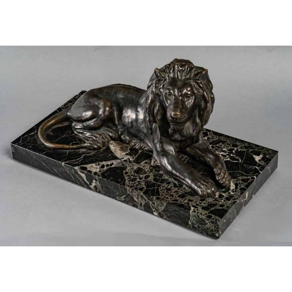 Lion en bronze sur socle en marbre noir, XIXème siècle | Biron Lion en bronze sur socle en marbre noir, XIXème siècle