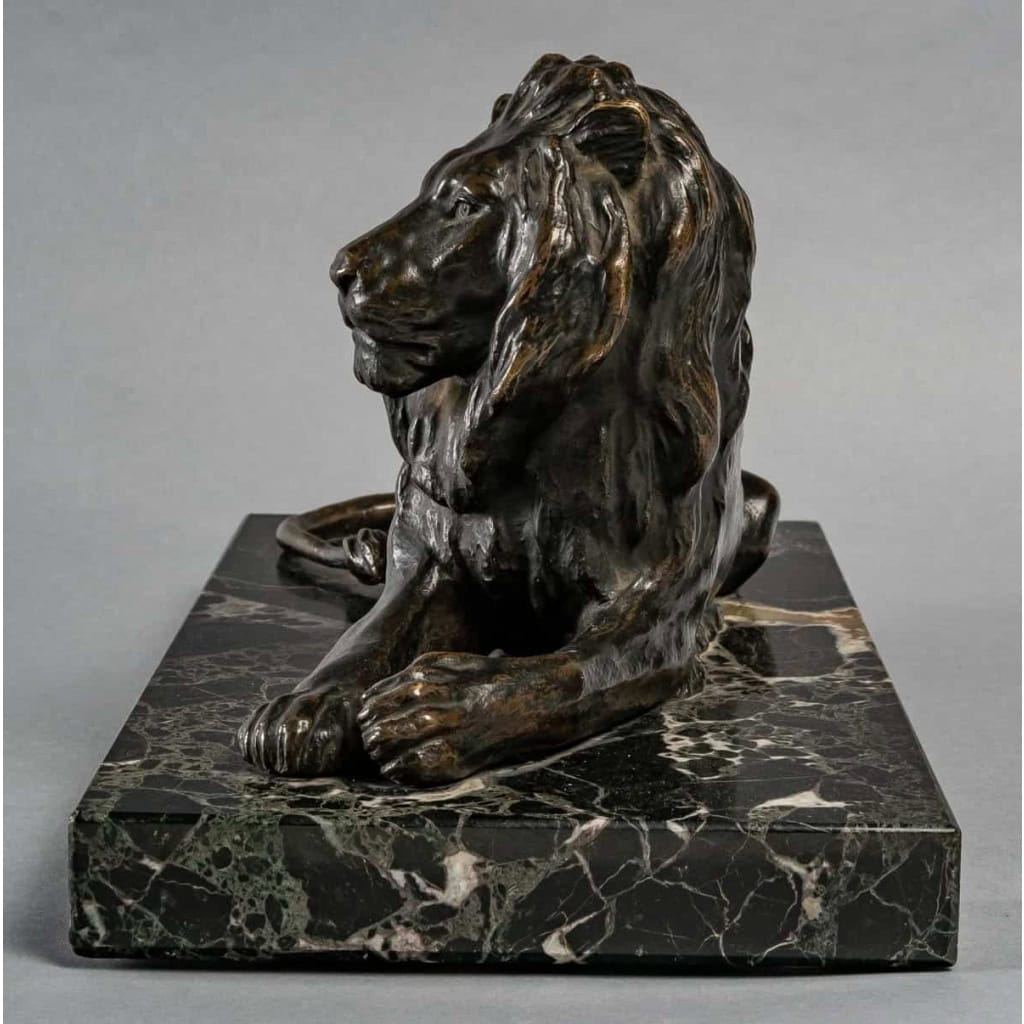 Lion en bronze sur socle en marbre noir, XIXème siècle | Biron Lion en bronze sur socle en marbre noir, XIXème siècle