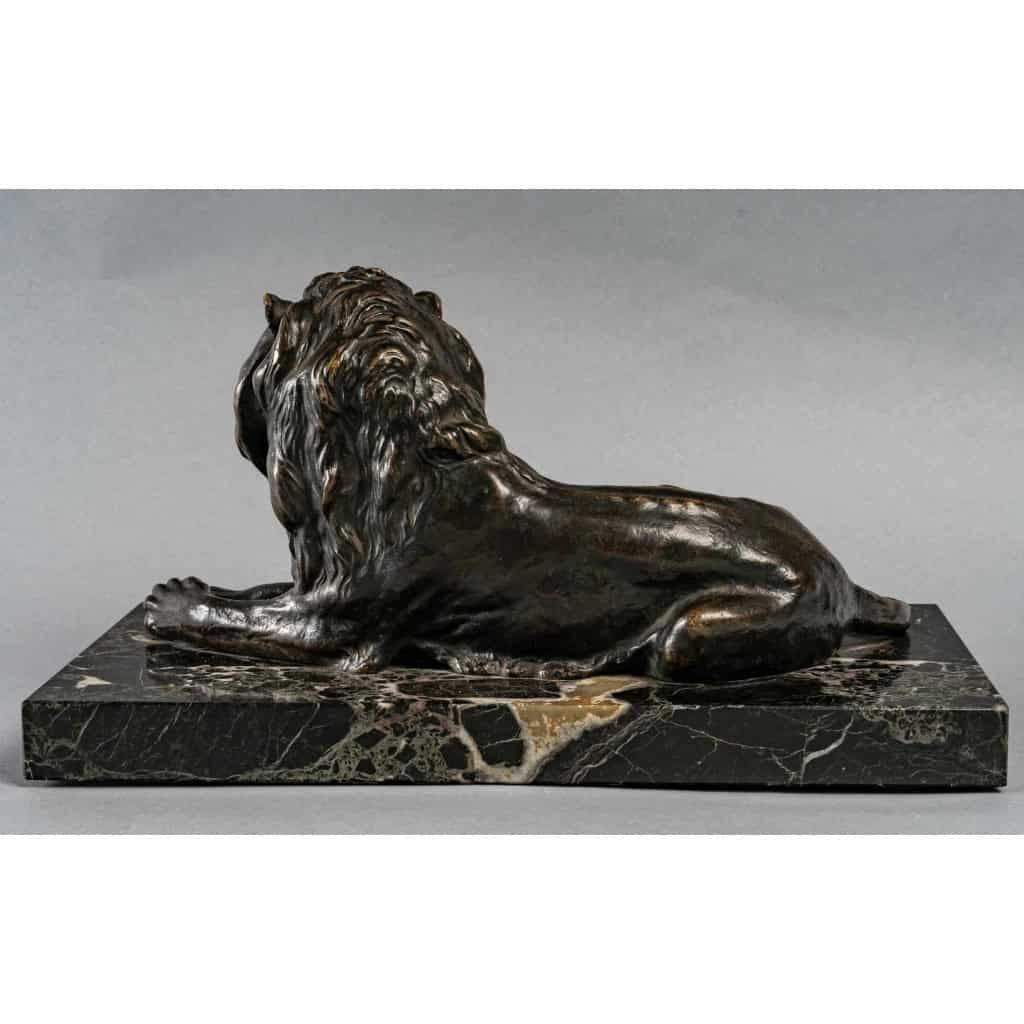 Lion en bronze sur socle en marbre noir, XIXème siècle | Biron Lion en bronze sur socle en marbre noir, XIXème siècle