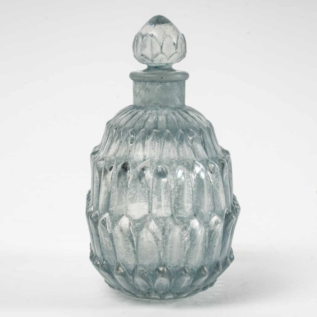 Flacon « Amélie » verre blanc patiné bleu de René LALIQUE | Biron Flacon "Amélie" verre blanc patiné bleu de René LALIQUE