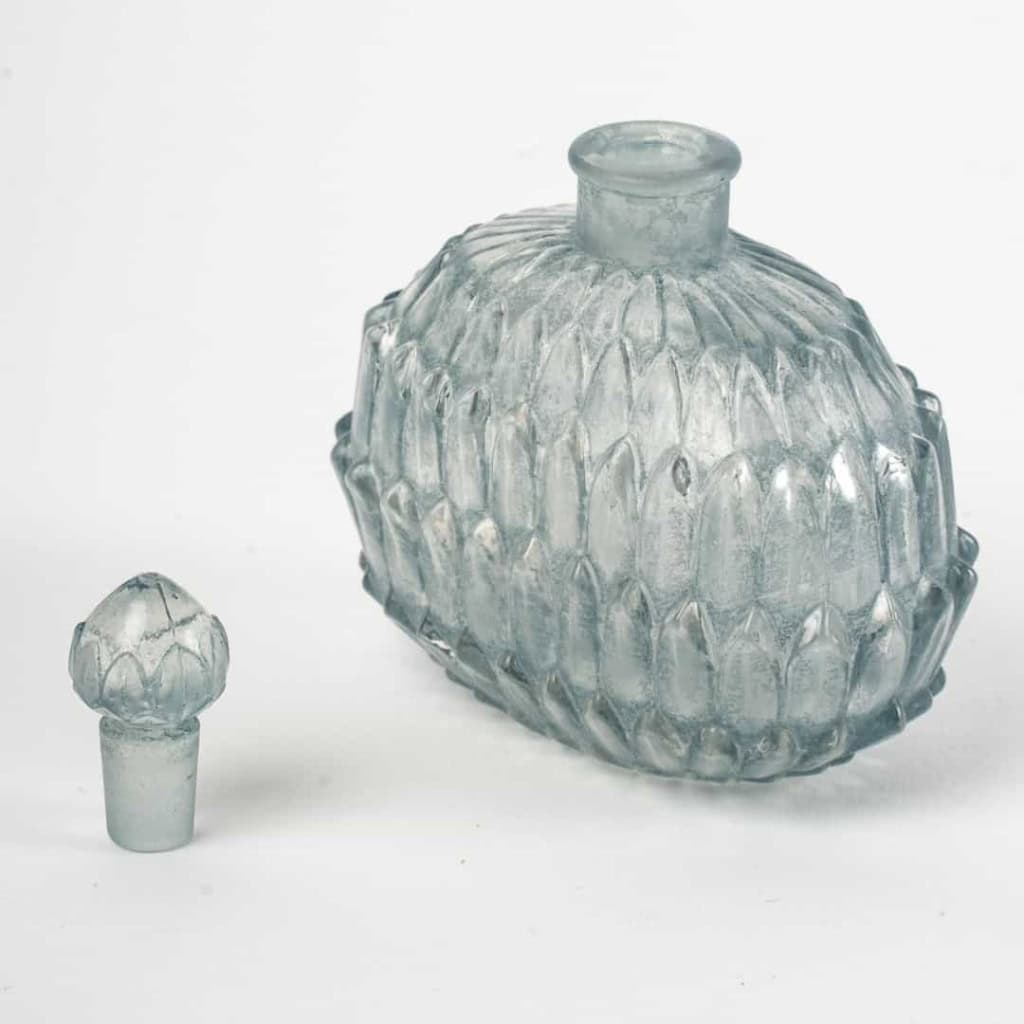 Flacon « Amélie » verre blanc patiné bleu de René LALIQUE | Biron Flacon "Amélie" verre blanc patiné bleu de René LALIQUE