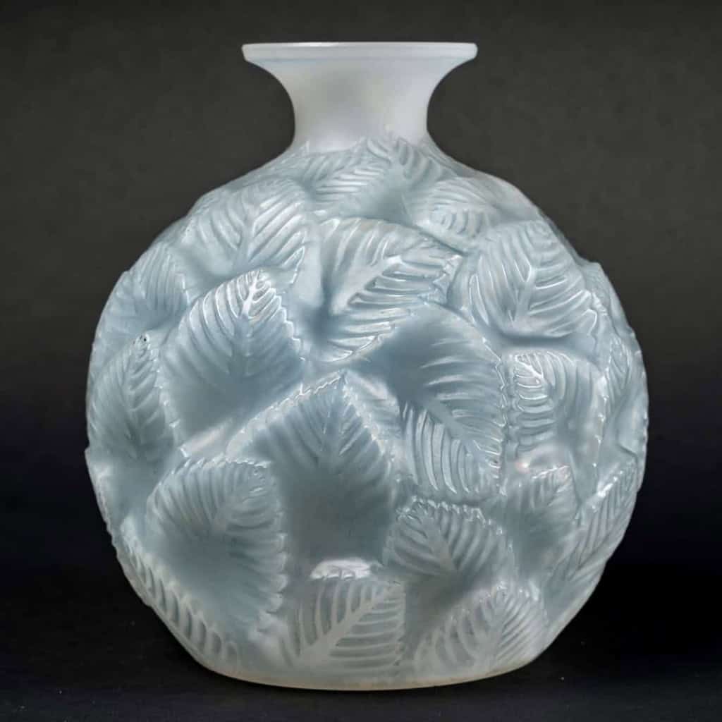 Vase « Ormeaux » verre opalescent double couche patiné bleu de René LALIQUE | Biron ||||||