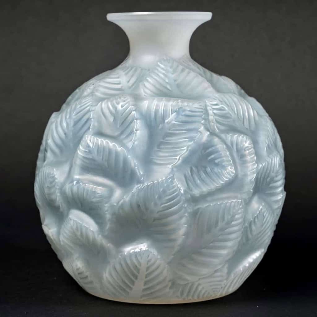 Vase « Ormeaux » verre opalescent double couche patiné bleu de René LALIQUE | Biron Vase "Ormeaux" verre opalescent double couche patiné bleu de René LALIQUE