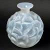 Vase « Ormeaux » verre opalescent double couche patiné bleu de René LALIQUE | Biron Vase "Ormeaux" verre opalescent double couche patiné bleu de René LALIQUE