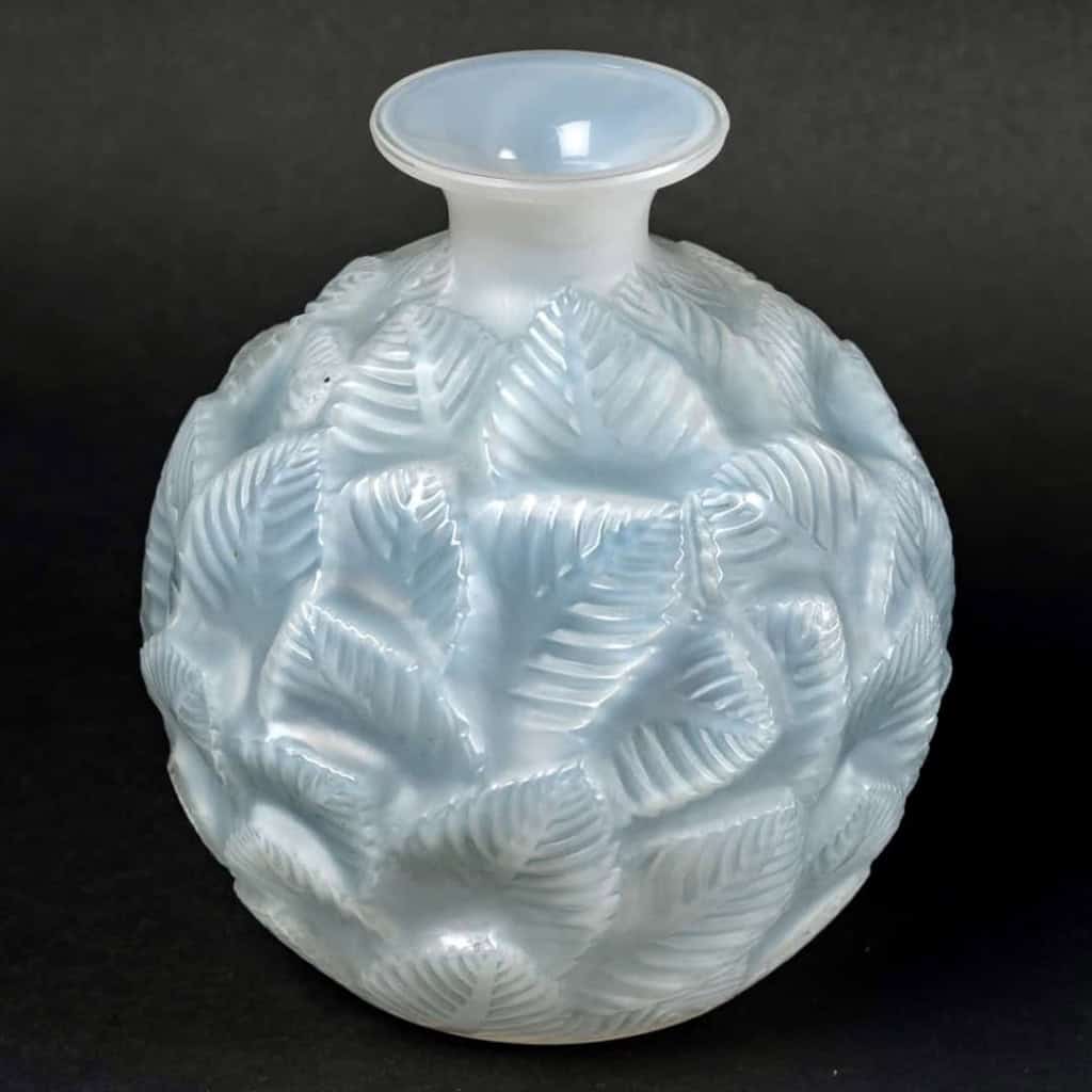 Vase « Ormeaux » verre opalescent double couche patiné bleu de René LALIQUE | Biron Vase "Ormeaux" verre opalescent double couche patiné bleu de René LALIQUE