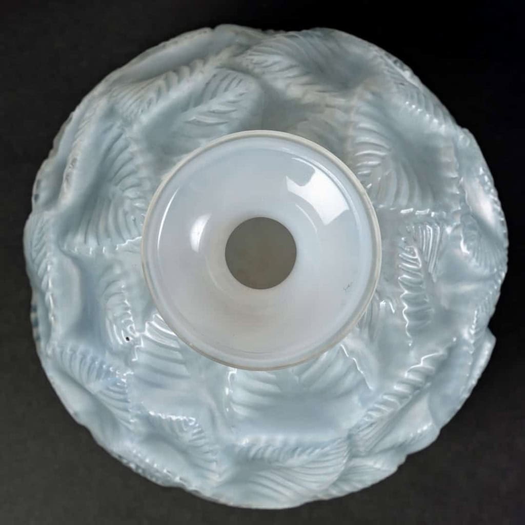 Vase « Ormeaux » verre opalescent double couche patiné bleu de René LALIQUE | Biron Vase "Ormeaux" verre opalescent double couche patiné bleu de René LALIQUE