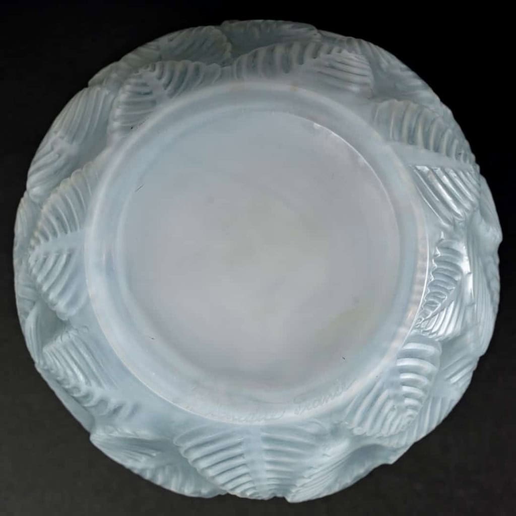 Vase « Ormeaux » verre opalescent double couche patiné bleu de René LALIQUE | Biron Vase "Ormeaux" verre opalescent double couche patiné bleu de René LALIQUE