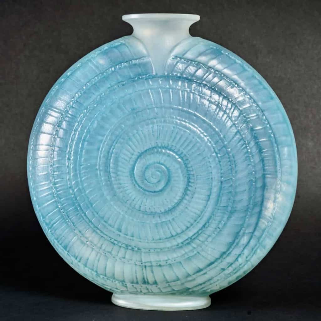 Vase « Escargot » verre opalescent double couche patiné bleu de René LALIQUE | Biron ||||||||