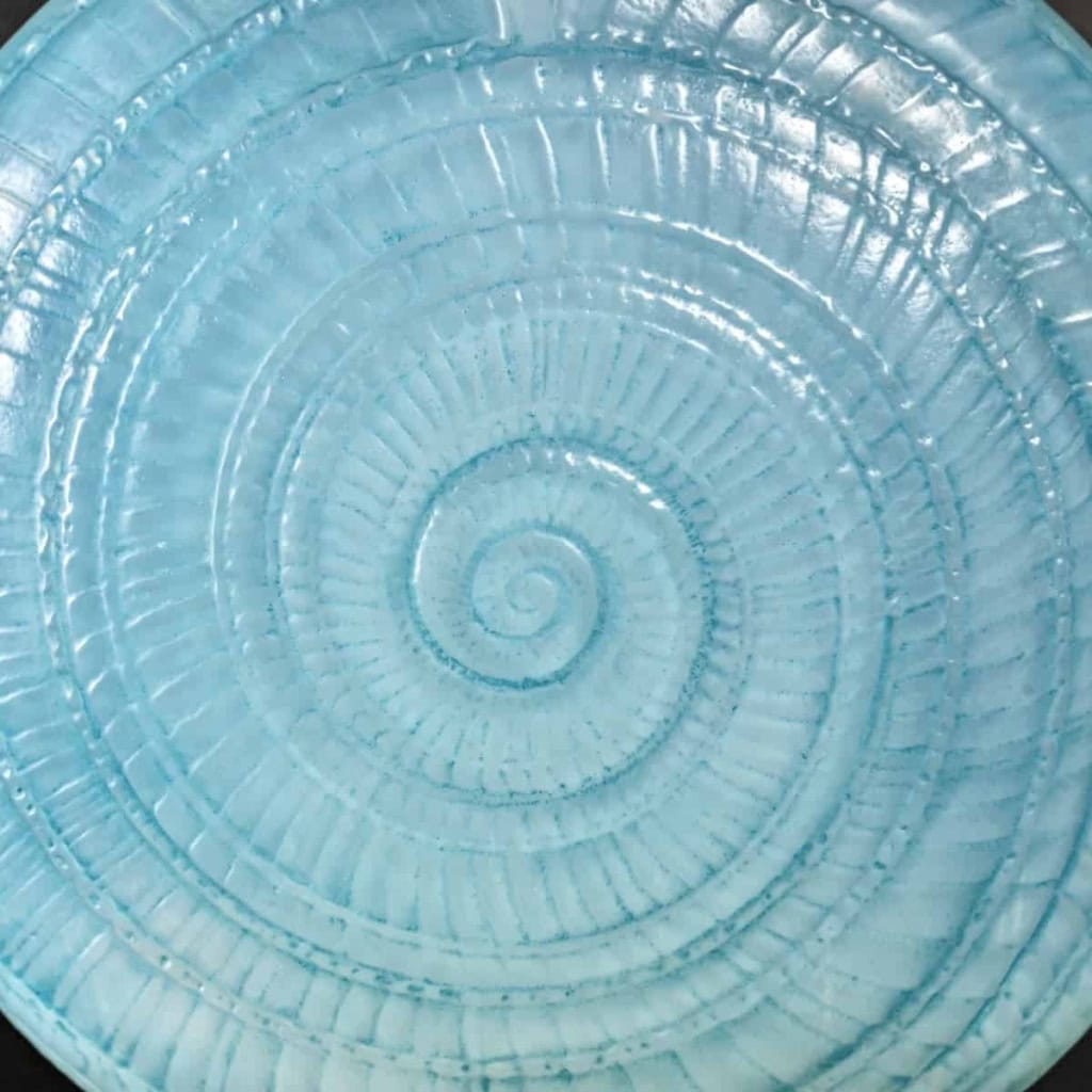 Vase « Escargot » verre opalescent double couche patiné bleu de René LALIQUE | Biron Vase "Escargot" verre opalescent double couche patiné bleu de René LALIQUE