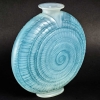 Vase « Escargot » verre opalescent double couche patiné bleu de René LALIQUE | Biron Vase "Escargot" verre opalescent double couche patiné bleu de René LALIQUE