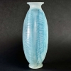 Vase « Escargot » verre opalescent double couche patiné bleu de René LALIQUE | Biron Vase "Escargot" verre opalescent double couche patiné bleu de René LALIQUE